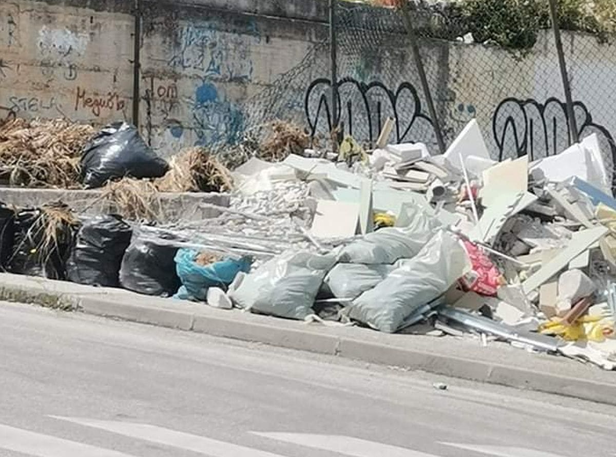 SMEĆE UZ SAMU CESTU Ogorčeni čitatelj: "Nitko ne reagira, a komunalni redar je pored zdravih očiju slijep!"