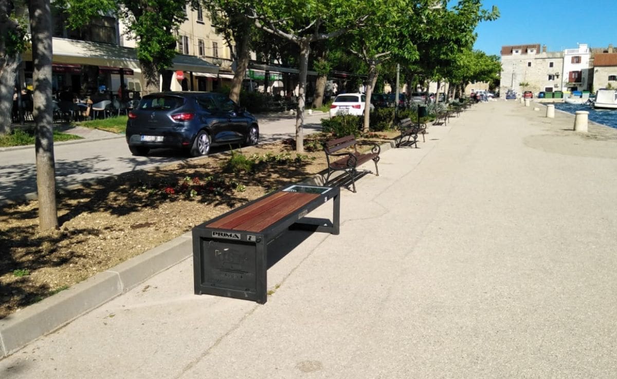 VANDALI SE "OBRAČUNALI" S KLUPAMA U KAŠTELIMA Tri pametne klupe „izdržale“ punih pet dana