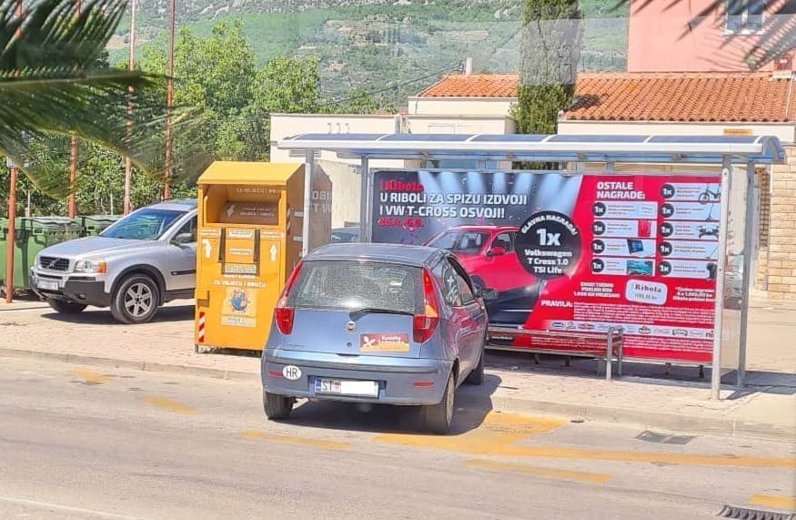 "Ako je upalio sva četiri onda je nevidljiv": Rijetko viđeno parkiranje u Kaštelima postalo hit na društvenim mrežama