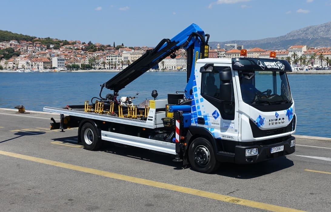 KAKVA NEPROMIŠLJENOST Kombi splitskog gradonačelničkog kandidata blokirao ulaz u dječje igralište