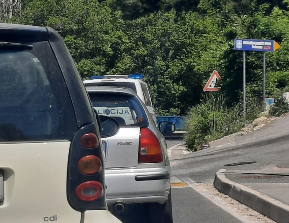 OBAVIJEST ZA VOZAČE Promet se u Žrnovnici preusmjerava zbog kamiona koji se zapalio jutros