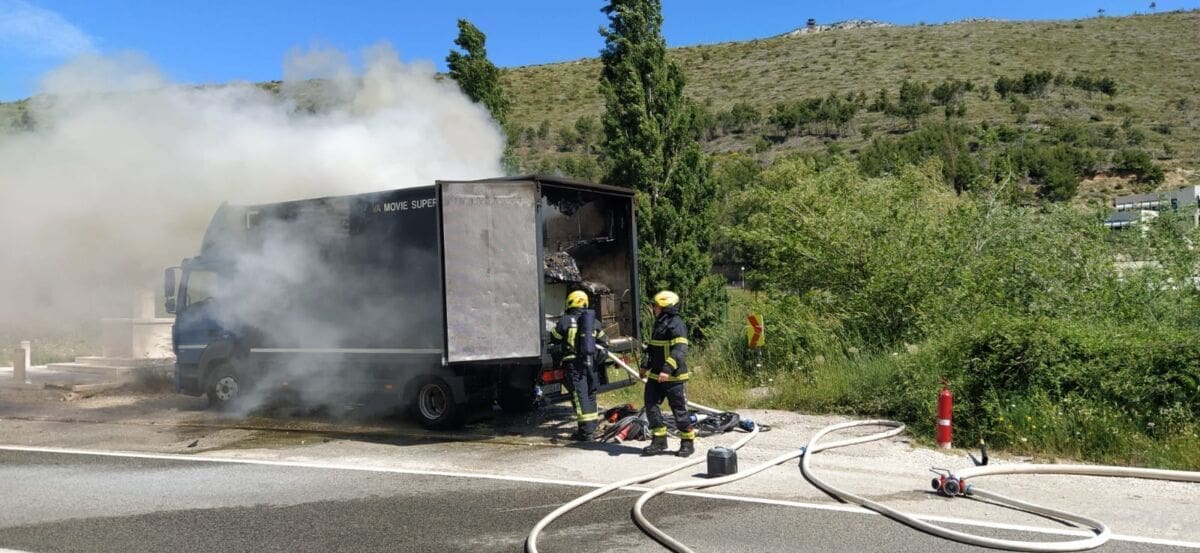 GORI KAMION U ŽRNOVNICI Na mjesto događaja dojurili vatrogasci, spriječeno zapaljenje nafte