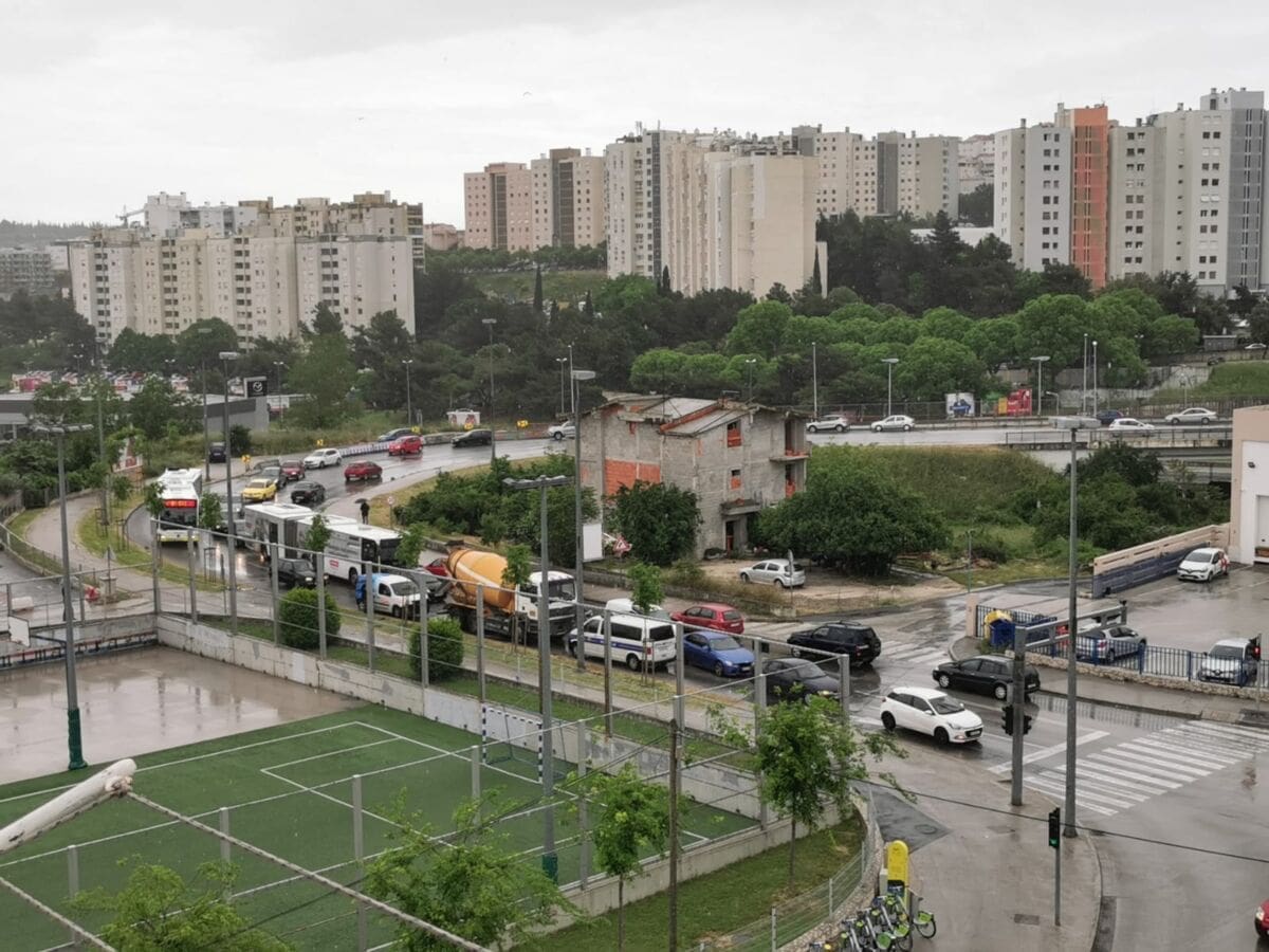 OGROMNA GUŽVA U SPLITU Sudarili su se teretnjaci, prometuje se jednim prometnim trakom