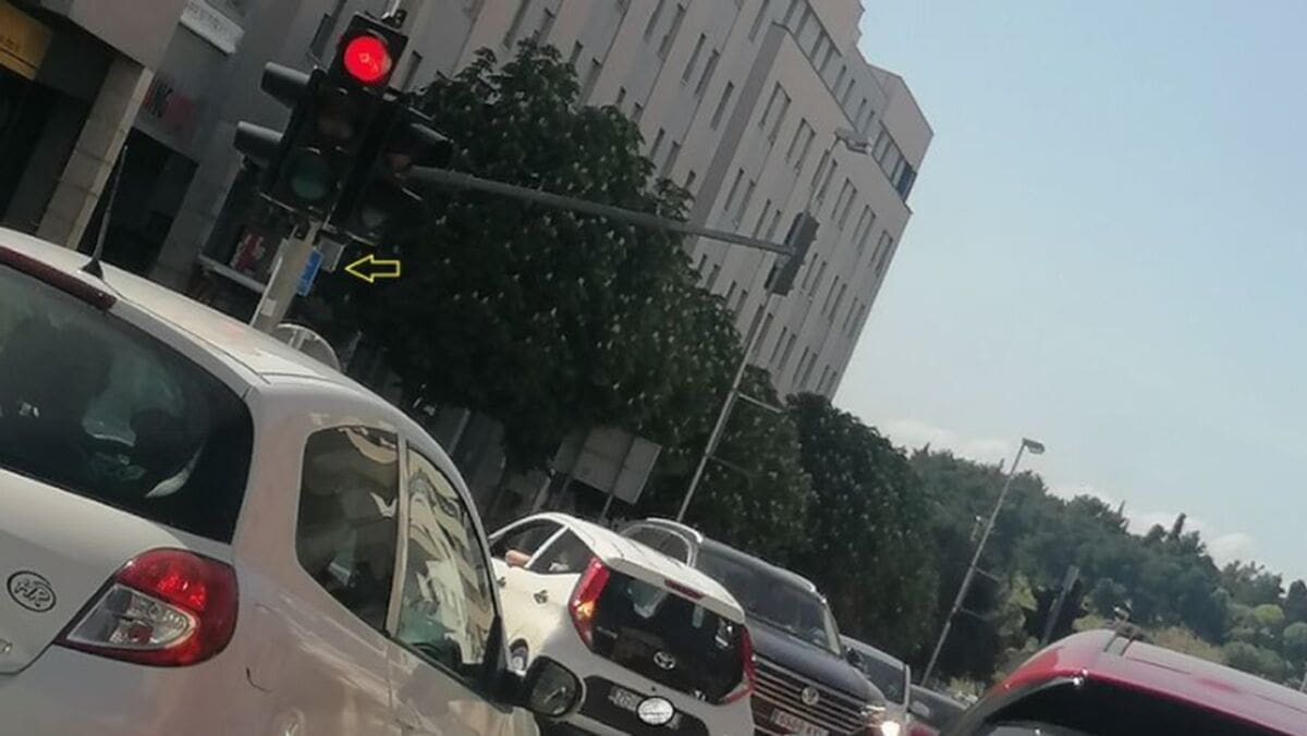 NEKI SU BAŠ 'UPORNI' Pogledajte što ovaj radi na jednom od najopasnijih splitskih raskrižja: "Dao žmigavac, izbacio lakat..."