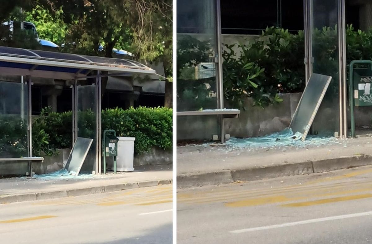 POTPUNO RAZBIJENA AUTOBUSNA STANICA NA PUJANKAMA Ružan prizor, staklo je razasuto posvuda