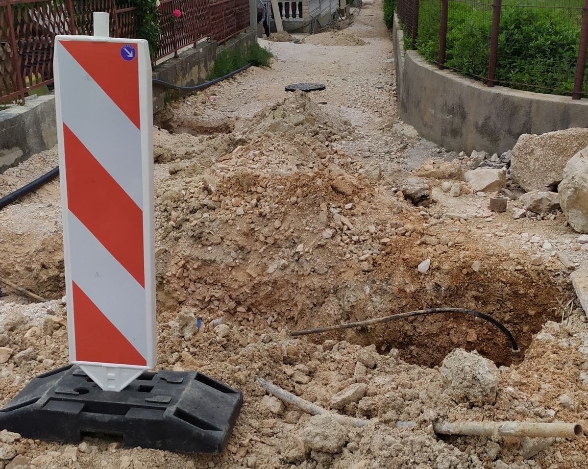 Uređenje ceste u Kaštelima kao nemoguća misija: "Kvaliteta života je nisko pala i ljudi negoduju. Ova situacija ruši zdravlje i atmosferu"