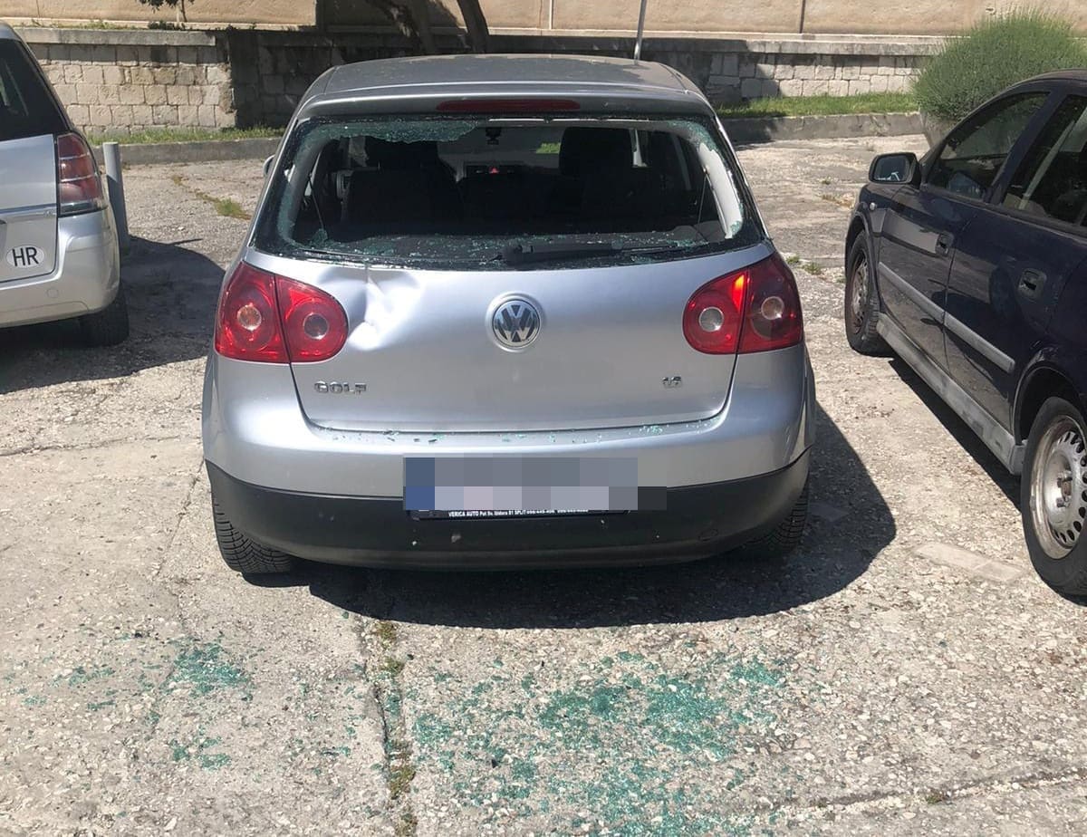 Što se dogodilo na parkiralištu tvrđave Gripe? Parkiranom automobilu razbijeno staklo i udubljen lim