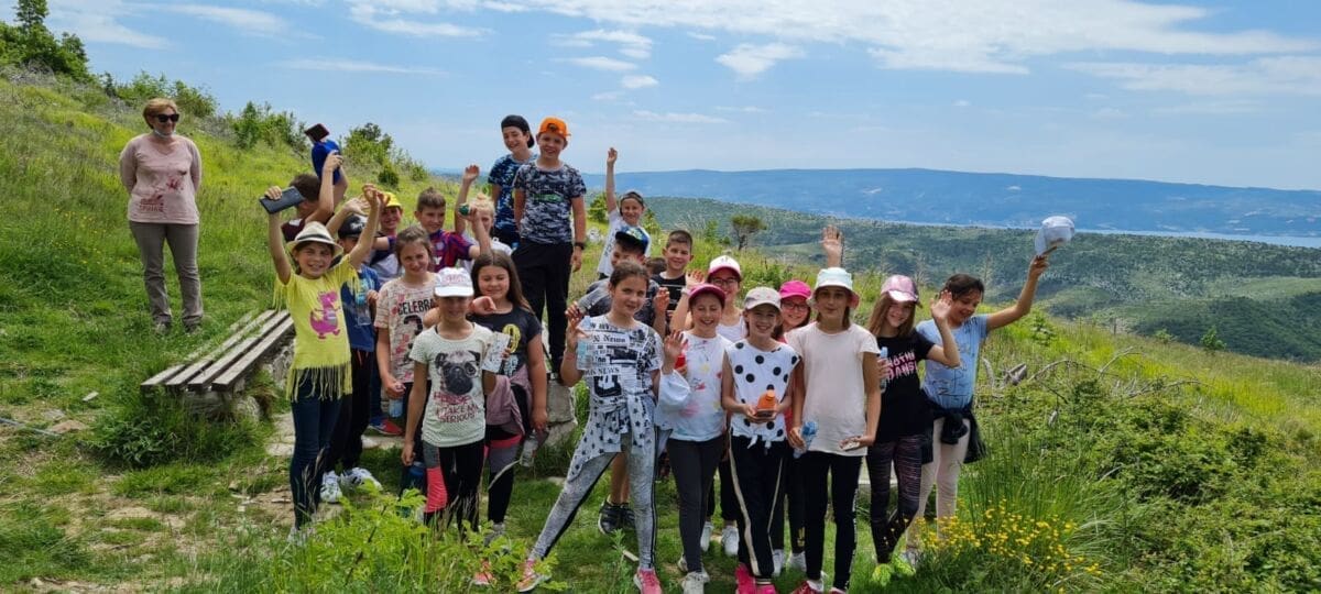 ZVJEZDANO SELO MOSOR Nakon dugo vremena nastavljen je program škole u prirodi: "Nakon posjeta izvoru rijeke Žrnovnice, u tijeku je sat tjelesno zdravstvene kulture na igralištu u Donjem Sitnom"