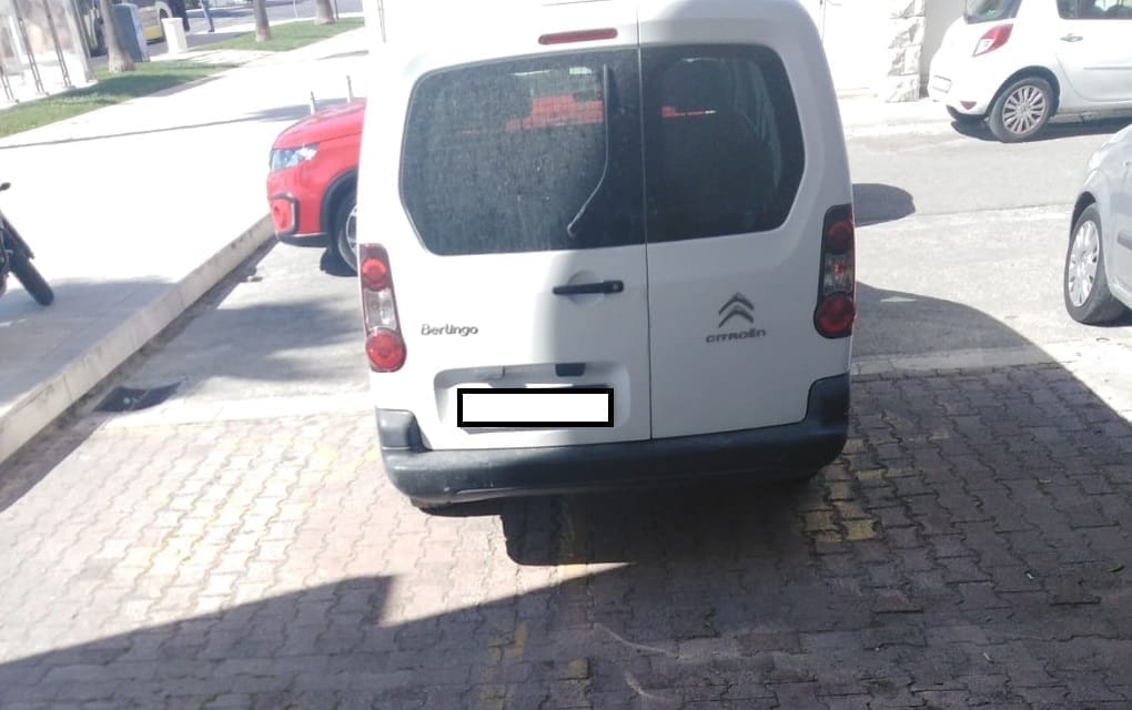 KAKVA BAHATOST U SPLITU Parkirao preko dva invalidska mjesta jer je bio lijen napraviti nekoliko metara više