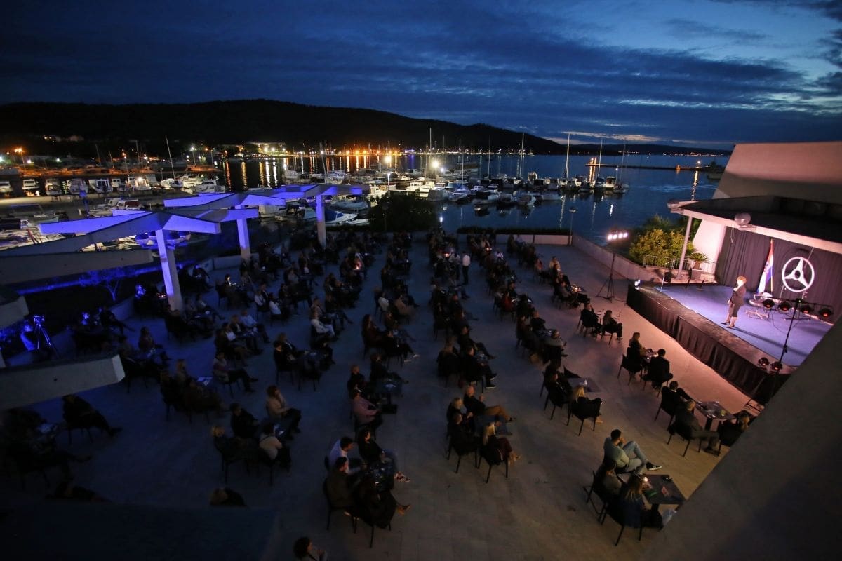 SVEČANO PORINUT "TEATAR UZ MORE": "Vla Vla Vlajland" još jednom oduševio prepuno gledalište