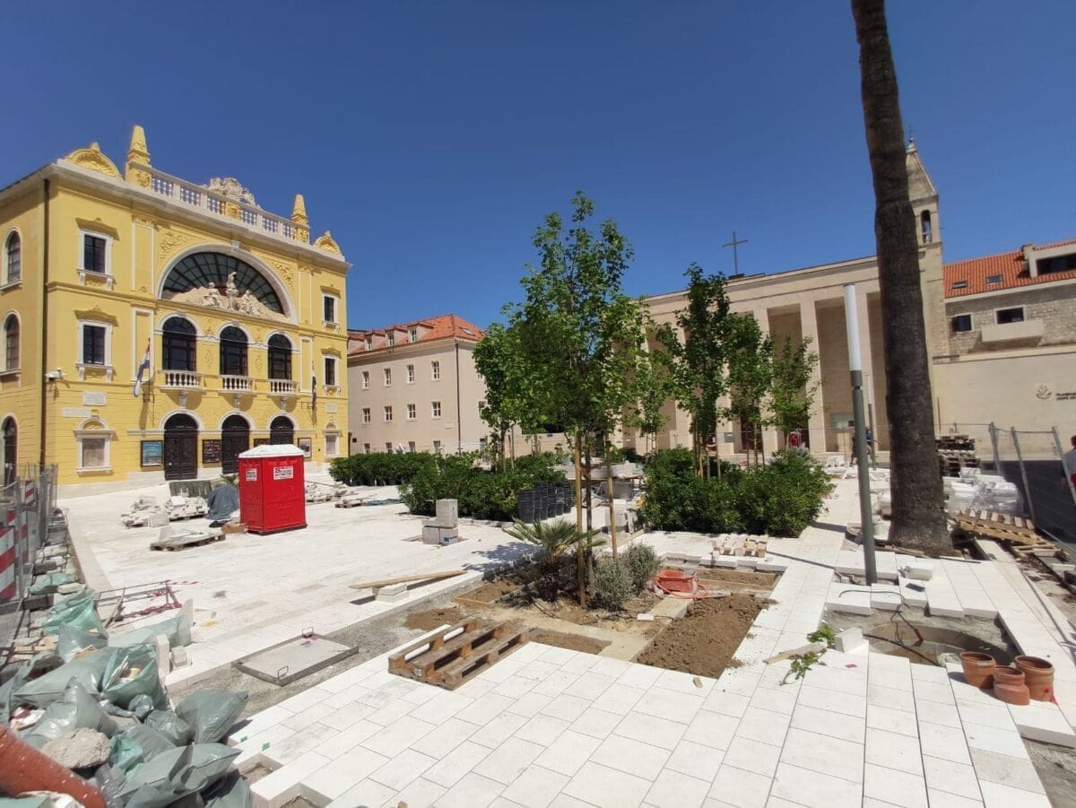 ZASJAT ĆE U NOVOM RUHU Radovi uređenja Trga Gaje Bulata su pri kraju, pogledajte