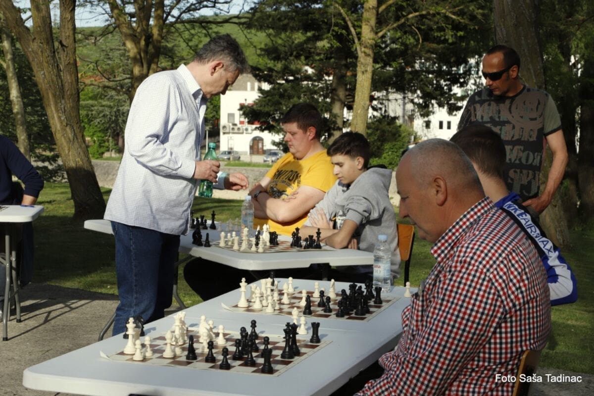 Sjajna promocija šaha u triljskom gradskom parku: Mladi šahisti odmjerili snage s šahovskim velemajstorom