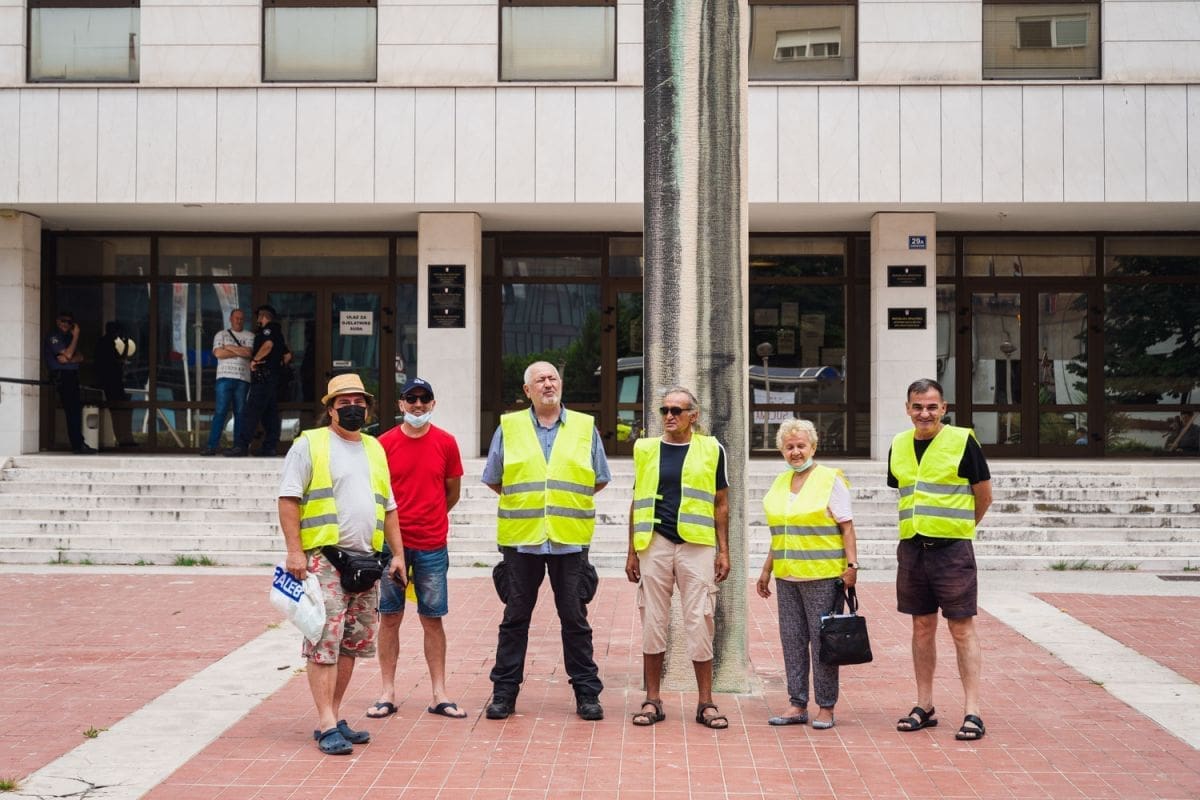 PROSVJED PROTIV KRIVOSUĐA Razočarani građani skupili se ispred Županijskog suda: "Kontra zakona i mafije"