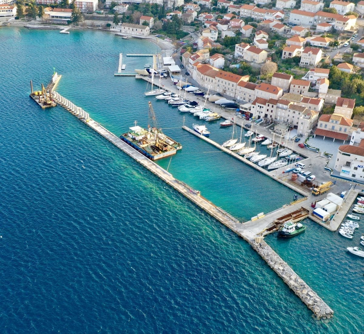 U KORČULI UMJESTO NAUTIČARA – TEŠKA MEHANIZACIJA! Rekonstrukcija lukobrana koštat će oko 25 milijuna kuna