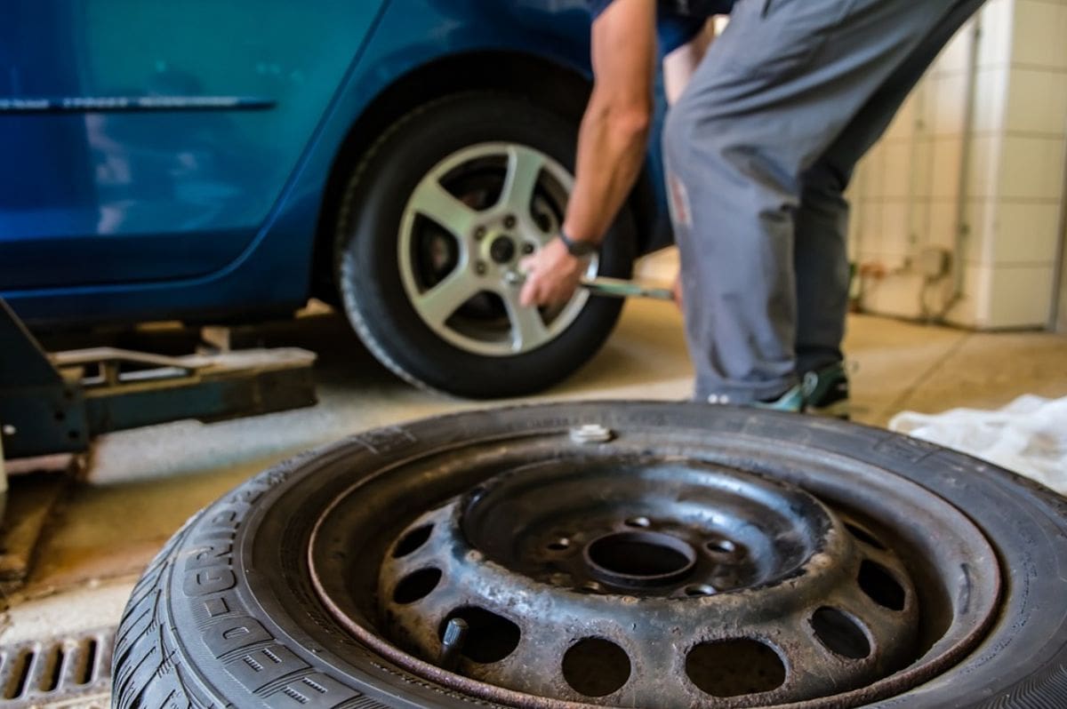 POLICIJA MU STALA NA KRAJ Muškarac iz neutvrđenih razloga probušio gume na automobilima, evo koliko je štetu načinio
