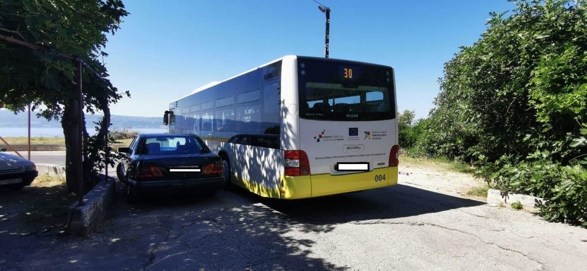 DRAMA NA OKRETIŠTU U MUTOGRASU Automobilom 'blokirao' put autobusu: "Ne vozimo već dva sata, ovo je strašno što se događa"