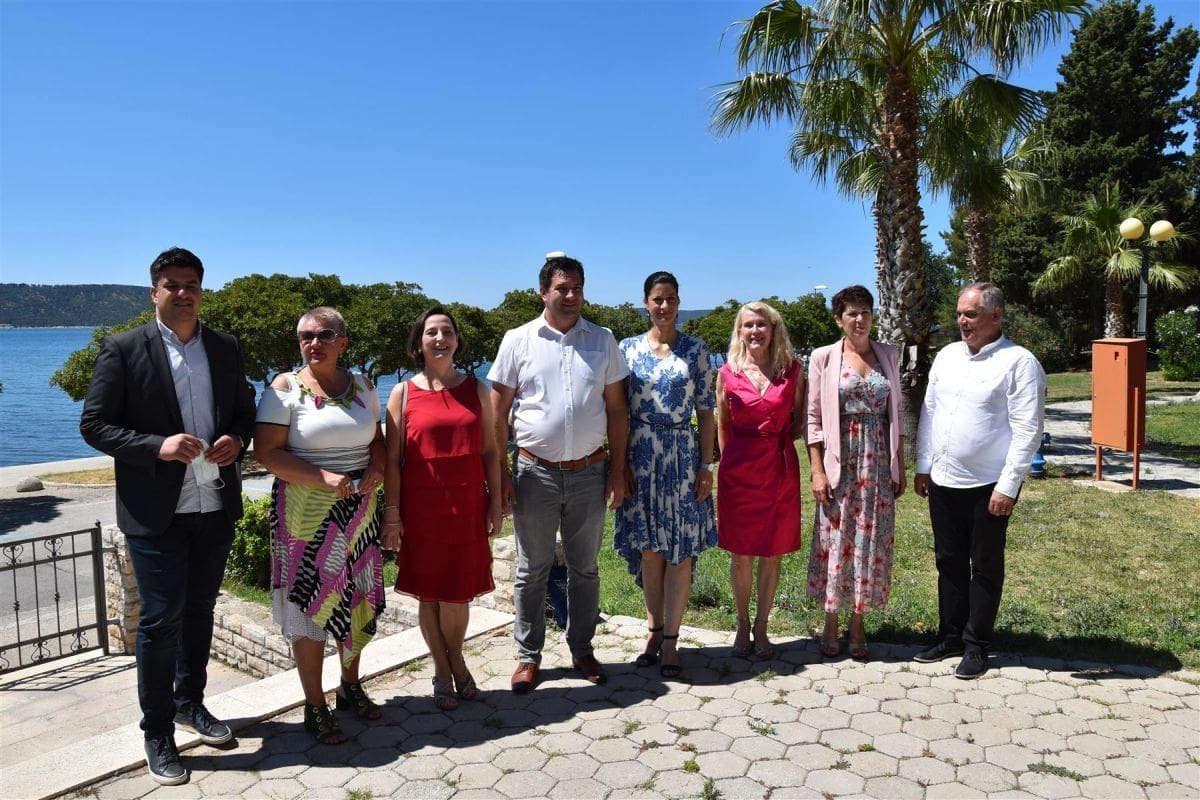 GRADONAČELNICA PETRINJE U KAŠTELIMA Boban: "U muci se poznaju junaci, a prijateljstvo stvara u nevoljama"