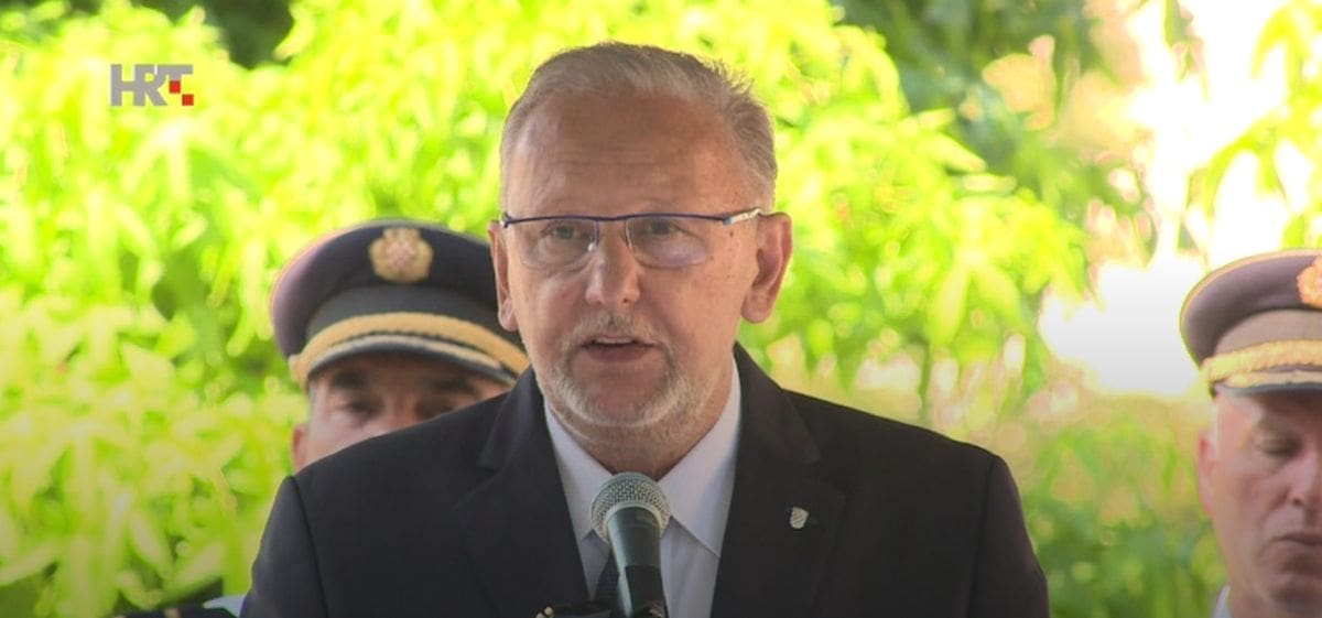 Božinović: "U ovom trenutku ne razmišljamo o širenju COVID potvrda"