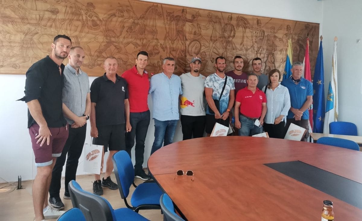 VESLAČI TRENIRAJU NA PERUĆI Bulj primio svjetske i olimpijske pobjednike, trenere, članove stožera Hrvatskog veslačkog saveza