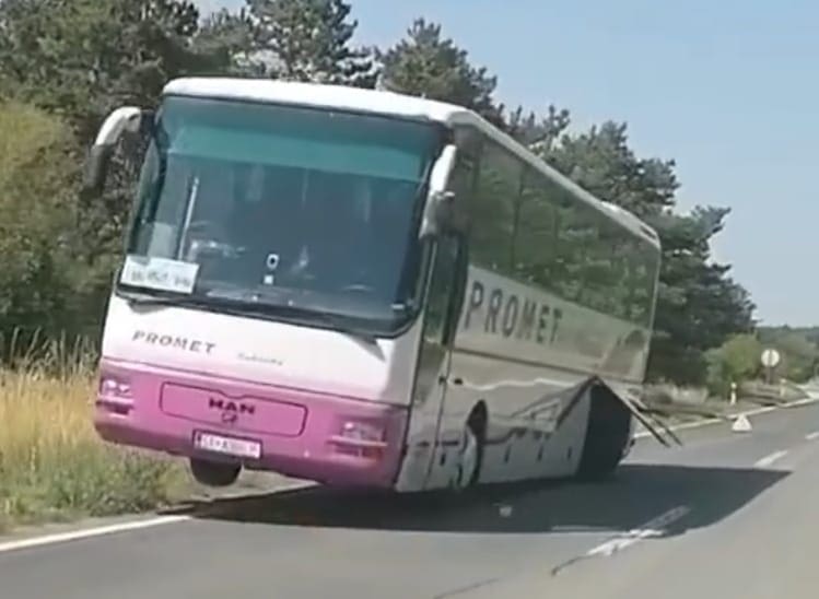 AUTOBUSU USRED VOŽNJE OTPALO KOLO Bizarna nesreća u Zagori