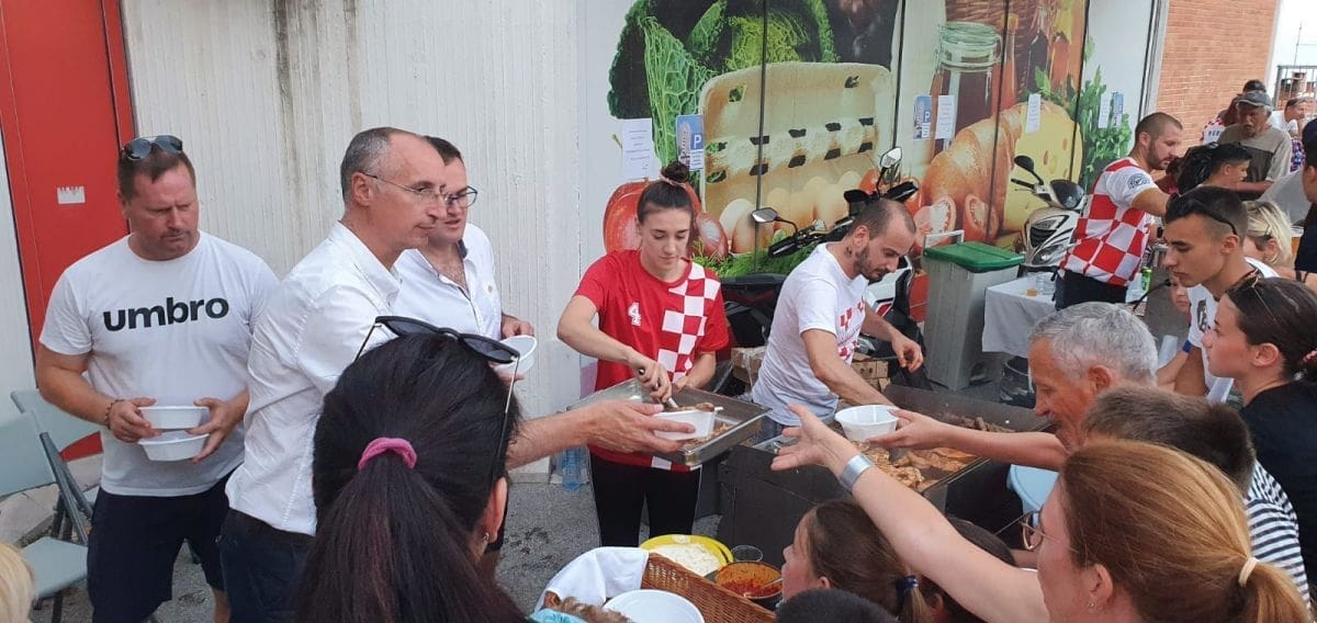 TRSTENIK PROSLAVIO SVOJ DAN Na feštu stigao i gradonačelnik Puljak. Barbir: "Ponosni smo na odaziv"