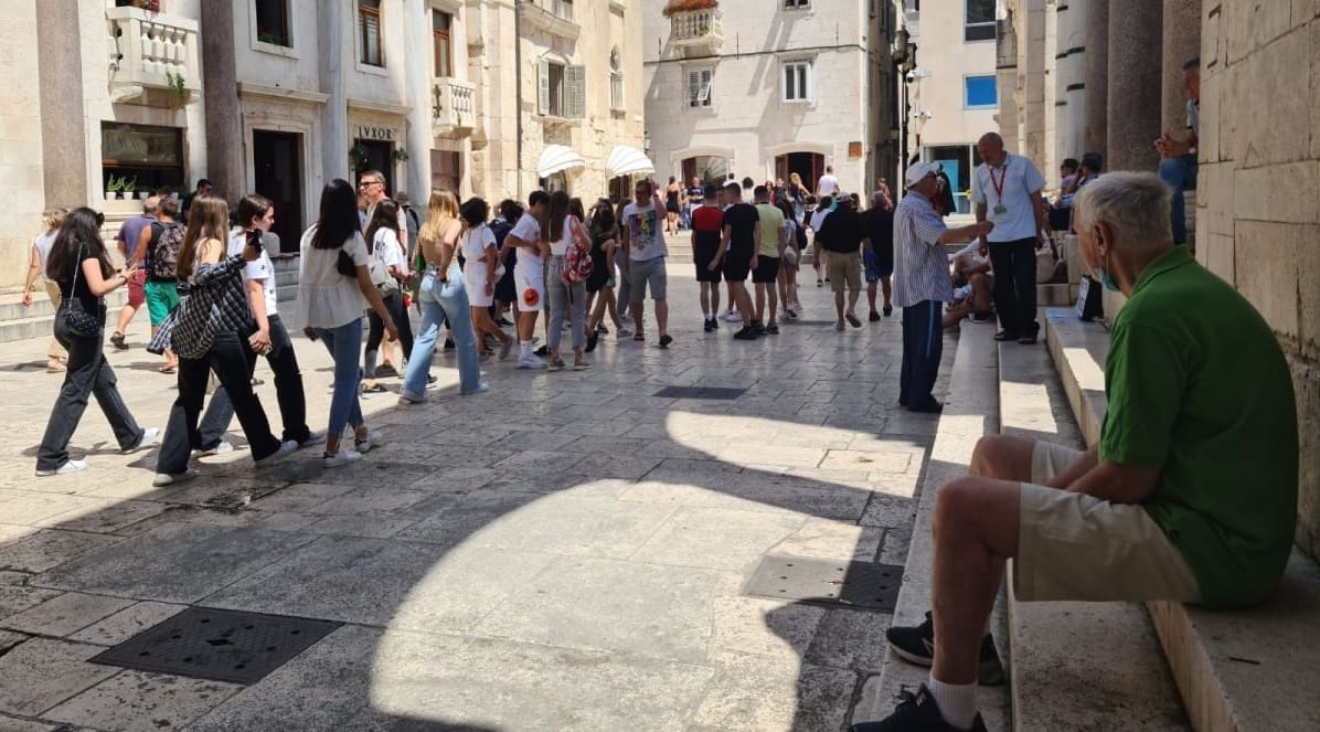 OVO JE DOBAR ZNAK Iznenađujuće velik broj turista "okupirao" centar Splita, prizori podsjećaju na "staro normalno"