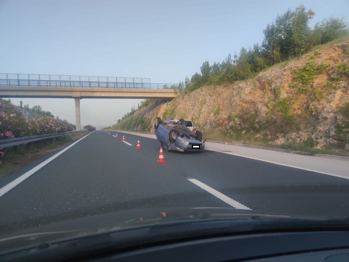 TEŠKA PROMETNA NESREĆA NA DALMATINI Došlo je do izlijetanja vozila, dvije osobe prevezene u splitski KBC