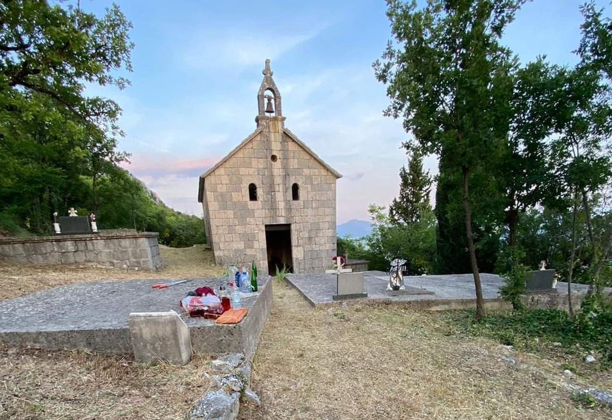 SVEČANO KRAJ VRGORCA Slavi se blagdan svetih Petra i Pavla, smatra se da je crkva sagrađena 1600. godine