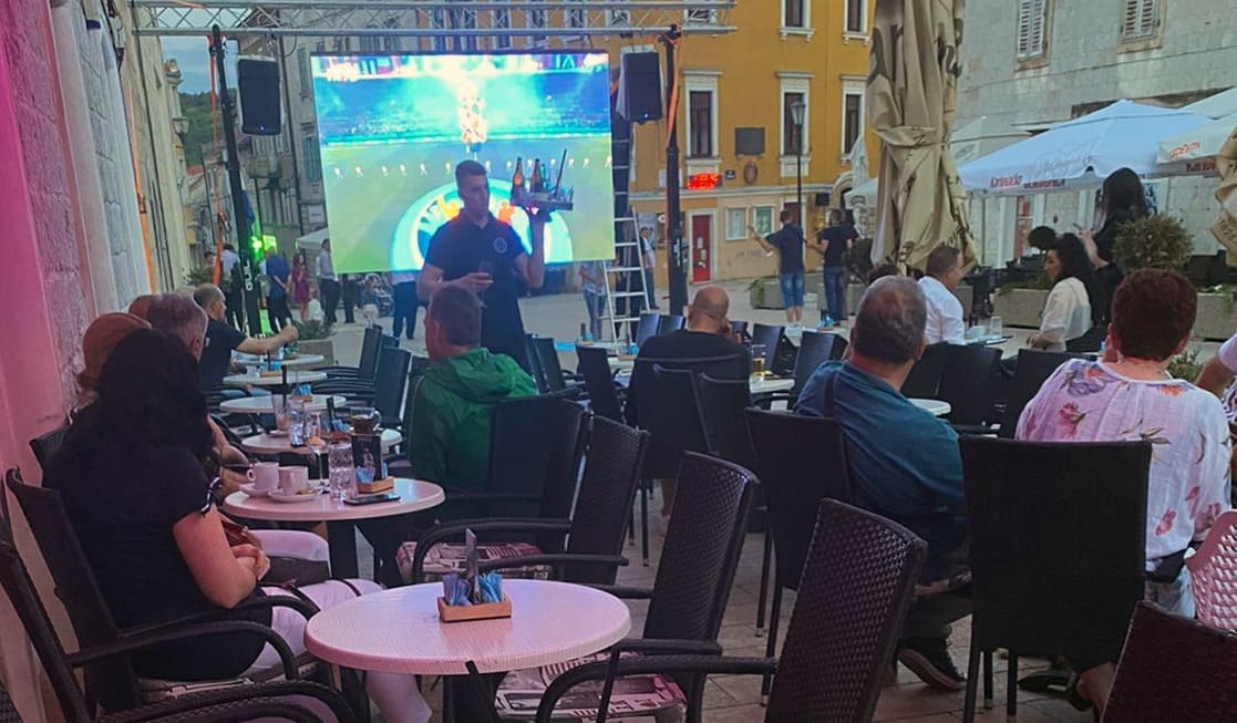 ZA VRIJEME EURA Kad neće Grad, hoće ugostitelj: Sinj dobio nogometnu fan zonu na Pijaci