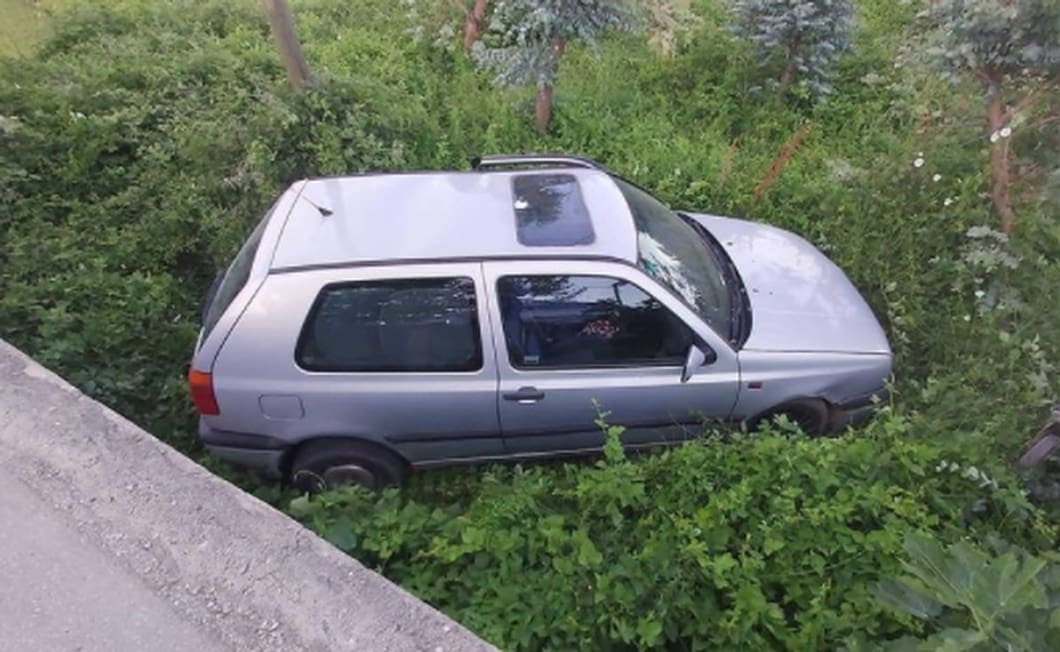 USTAO NA KRIVU NOGU? Pogledajte što se jutros dogodilo u Žrnovnici: "Golf i kontejner, šta tu rade..."