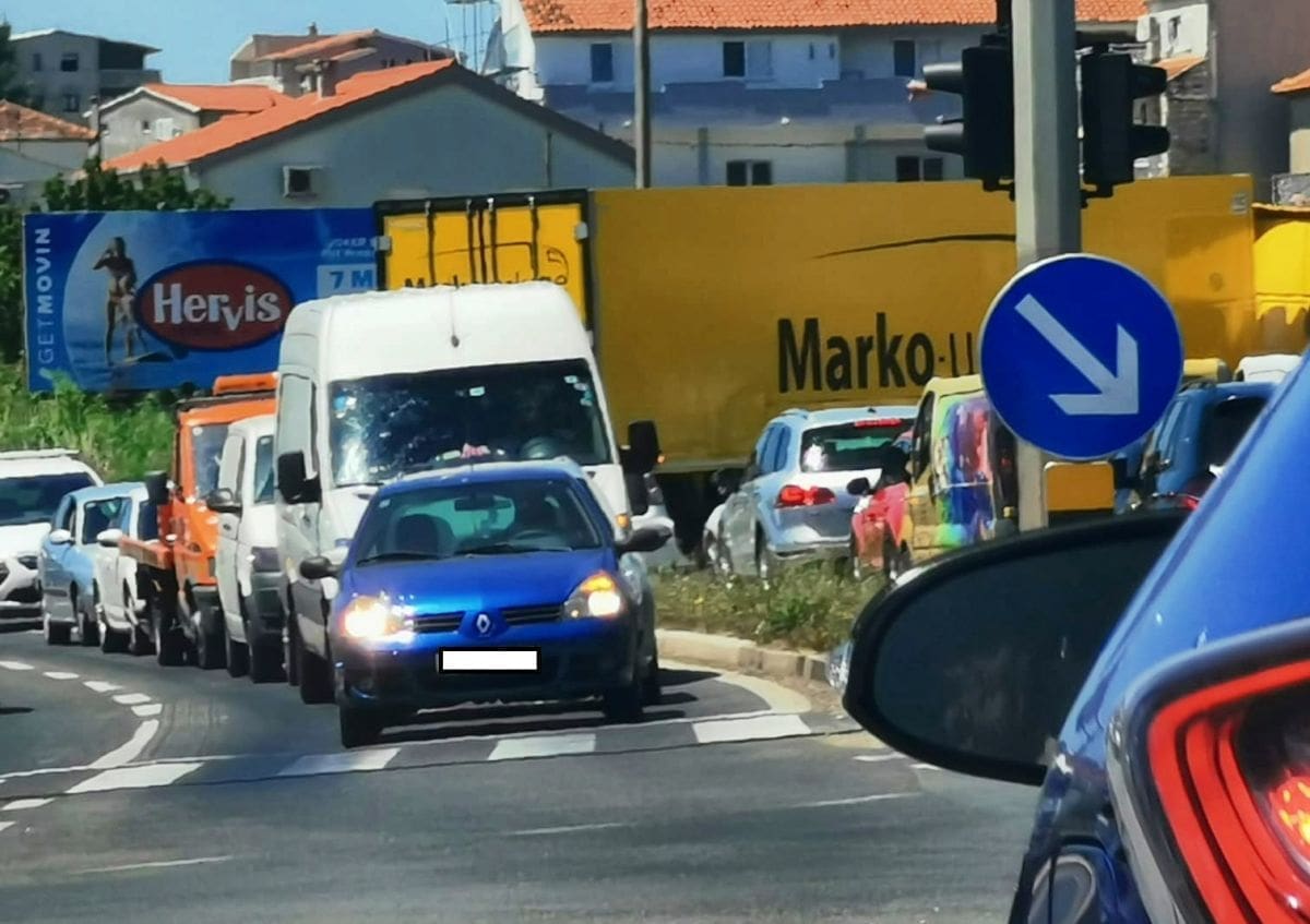 TOTALNI KAOS NA ULAZU U SPLIT Teretno vozilo blokiralo cestu, nije moguće ući u grad. Donosimo sve detalje