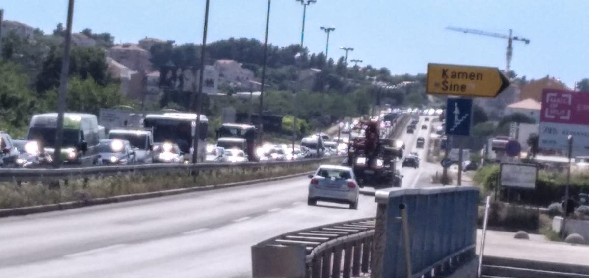 NAORUŽAJTE SE STRPLJENJEM Ogromna gužva u smjeru Omiša, krkljanac kod Strožanca