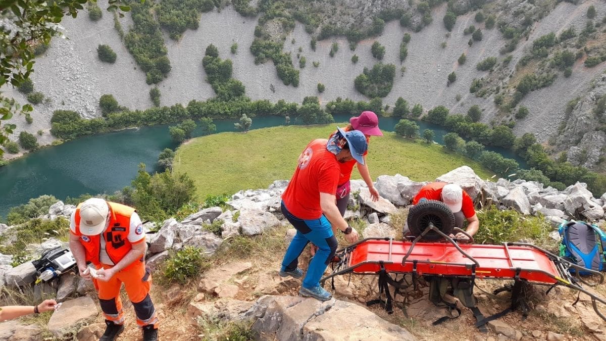 DRAMATIČNO U DALMACIJI Članovi HGSS-a spašavali unesrećenu strankinju: "Ovo je treća osoba u zadnjih 5 dana"