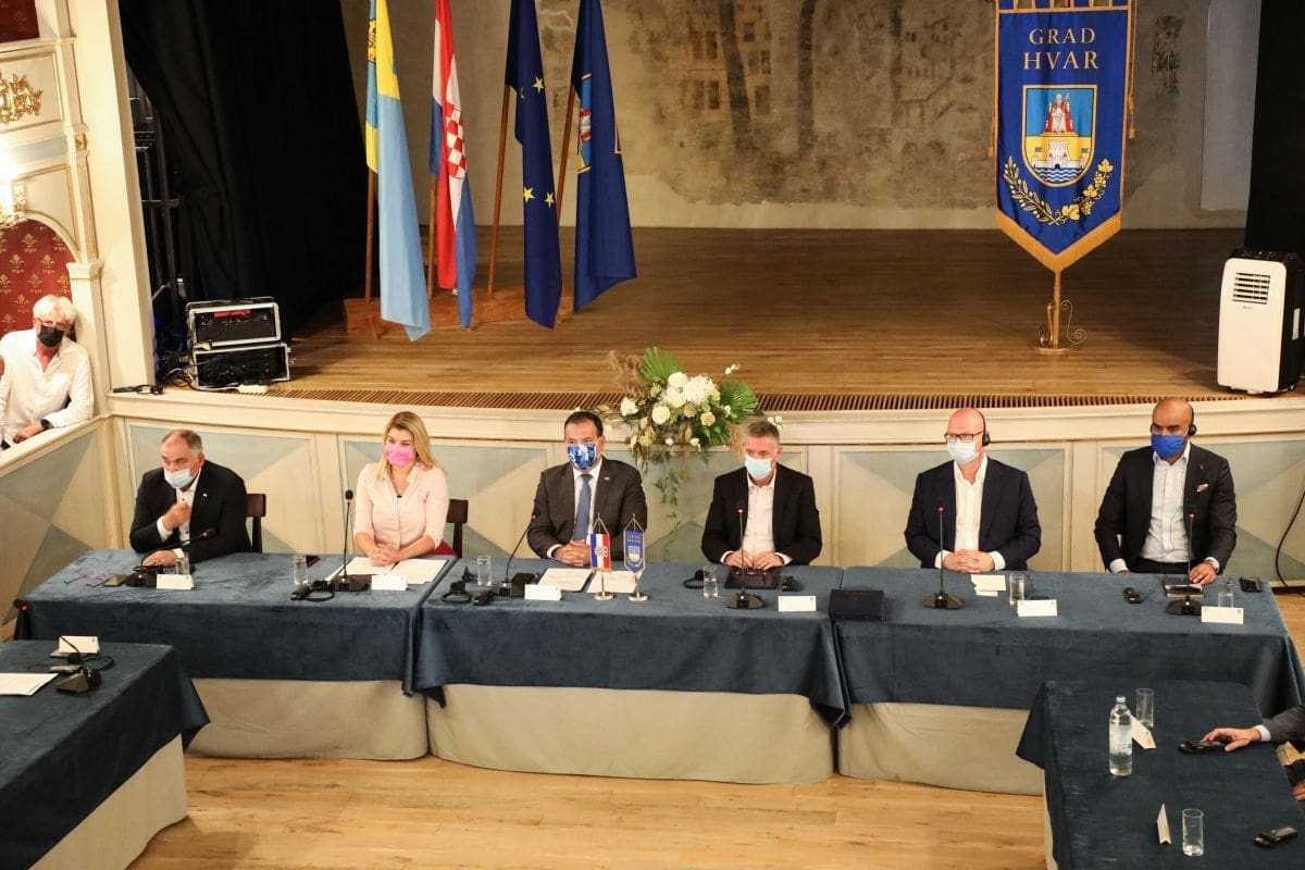 hvar-potpisivanje-ugovora-boban-brnjac-riki-novak (1)