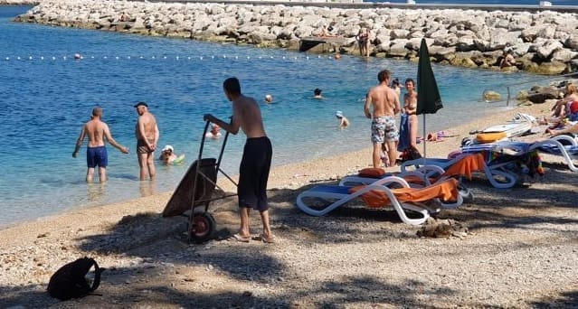 KUPAČI NISU VJEROVALI OČIMA Radnik praznio kariolu nasred plaže
