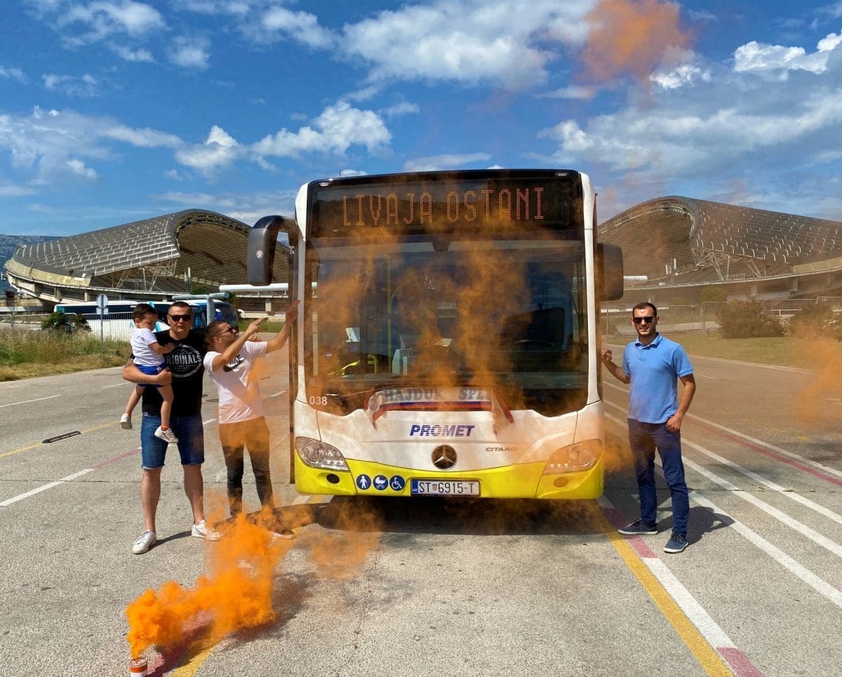 PROMETOV AUTOBUS NA POLJUDU "GORI" "Livaja, ostani"