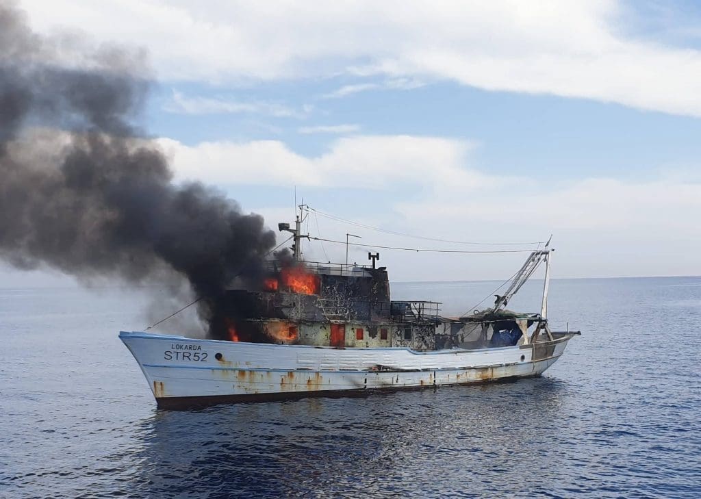 NEMA MU SPASA? Planuo ribarski brod između Šibenika i Splita, posada evakuirana