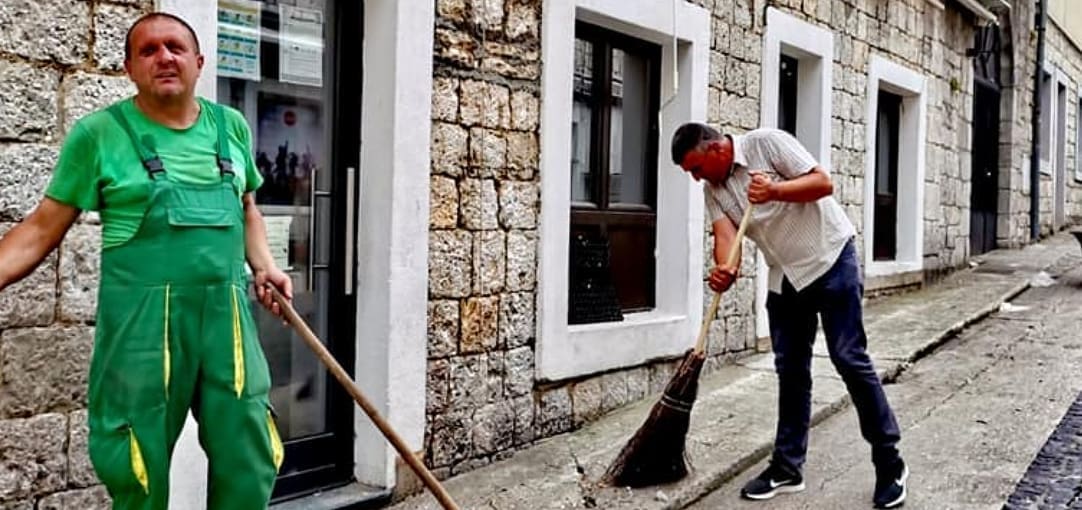 UHVATIO SE POSLA Gradonačelnik Bulj čistio ulice u Sinju: "Ljubav prema Domovini i voljenom gradu pruža čovjeku snagu"