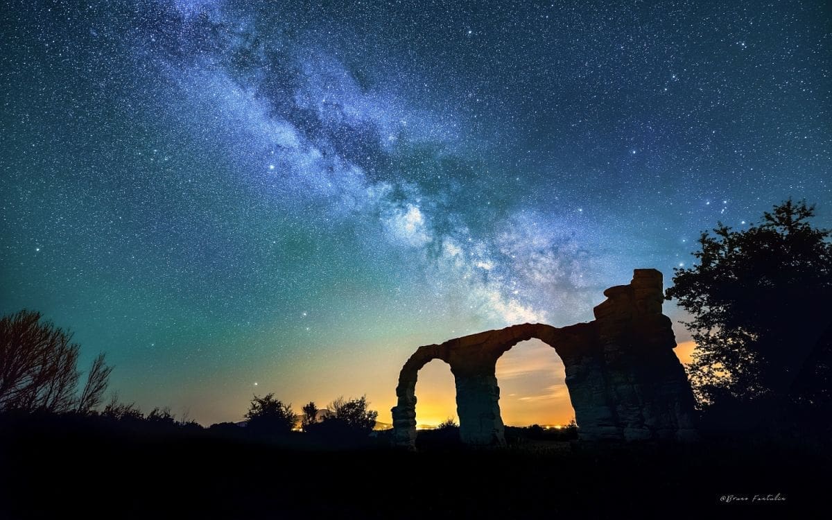 FOTOGRAFIJA KOJA ODUŠEVLJAVA Znameniti povijesni lokalitet iz Dalmacije ispod Mliječne staze