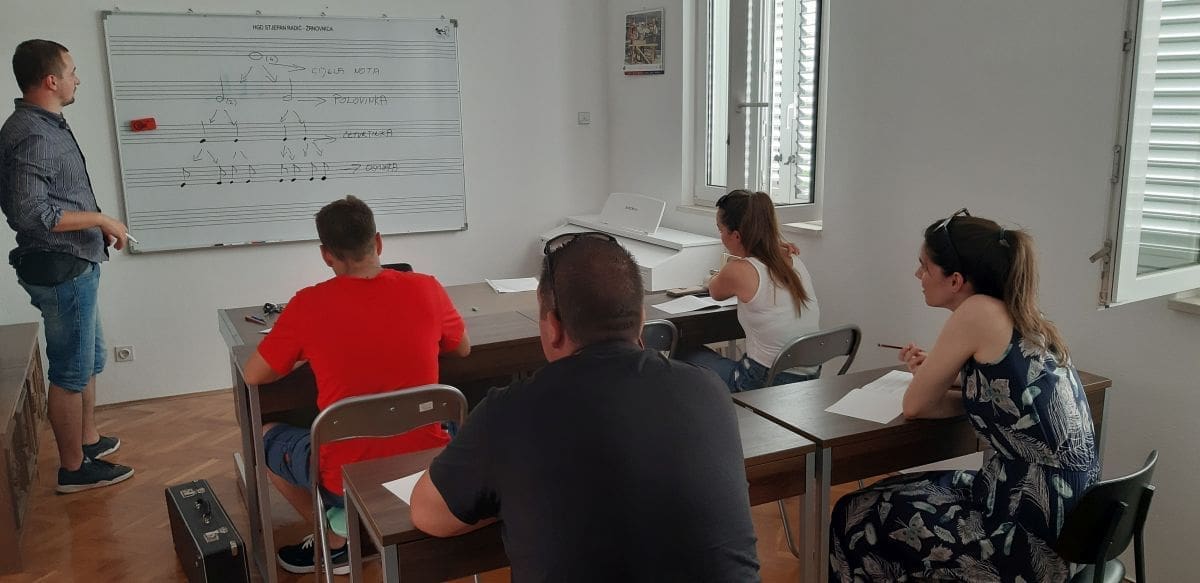 PRILIKA ZA SVE DJEVOJČICE, DJEVOJKE I ŽENE Uključite se u besplatne glazbene poduke u Žrnovnici