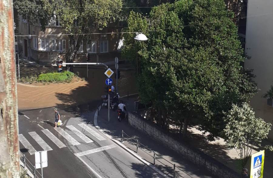 VELIKA POPLAVA U SPLITU Varoš i Spinut pod vodom: "Došlo je do puknuća cijevi velikog profila"
