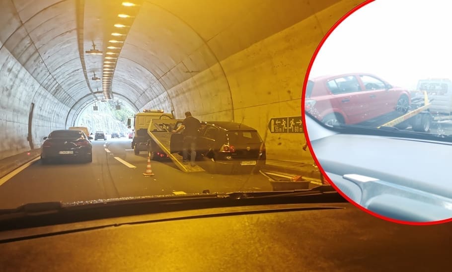 POTPUNO SE 'SKRŠILI' NA BRZOJ CESTI SOLIN-KLIS Sudar dvaju osobnih vozila, dijelovi automobila razasuti po cesti