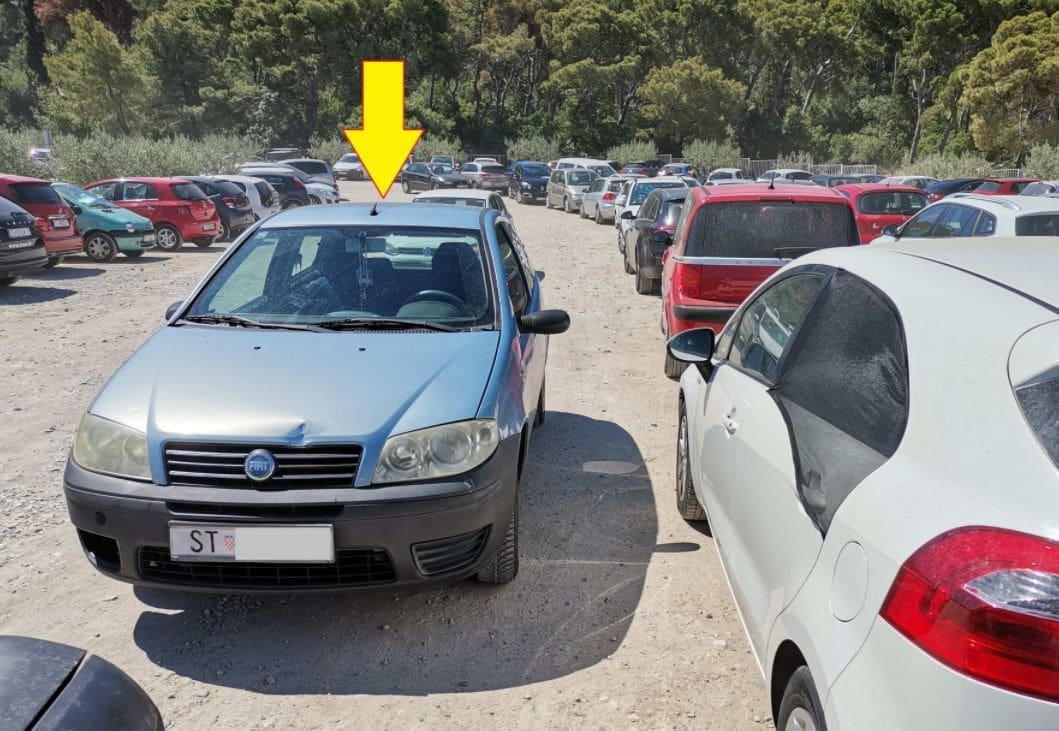 VRHUNAC NEKULTURE Automobili ne mogu s plaže: "Obitelj s troje male djece upravo čeka vlasnika Fiata koji ih je blokirao"