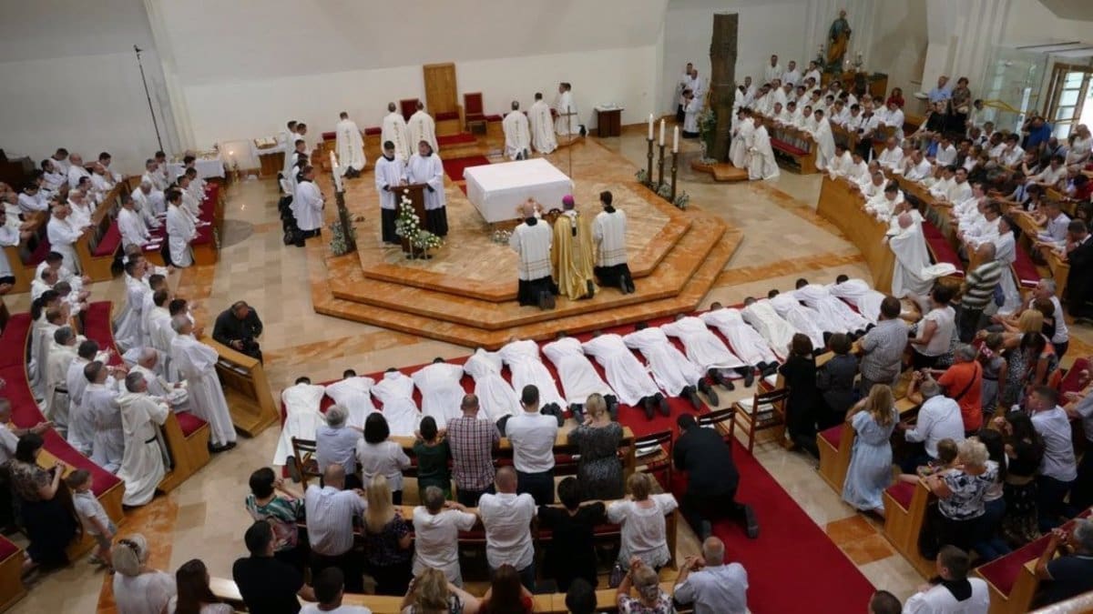 SVEČANOST U SOLINU Nadbiskup Barišić će zarediti trojicu đakona, evo tko su oni