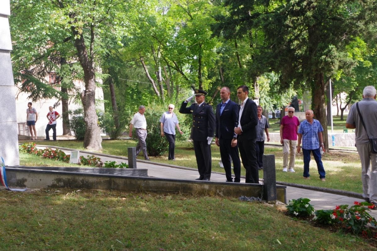 DAN ANTIFAŠISTIČKE BORBE U SINJU Program obilježavanja počeo je kod Spomen kosturnice palim borcima NOB-a u parku Đardin