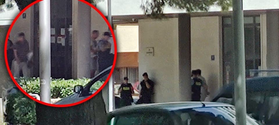 POLICIJA OKRUŽILA SPLITSKI CENTAR ZA SOCIJALNU SKRB "Već sat vremena ne možemo unutra"