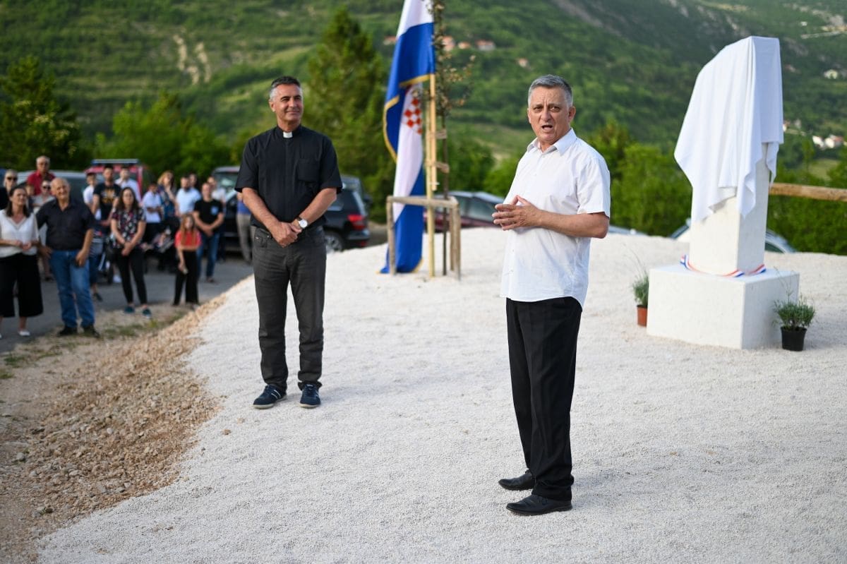 spomenik-lazeta-ricice (1)