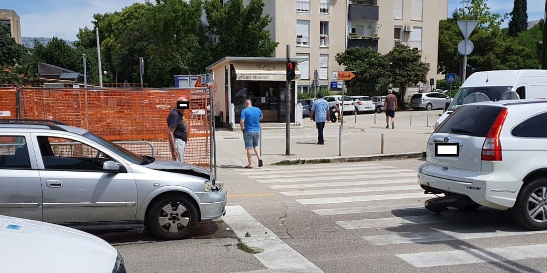 GUŽVA U VUKOVARSKOJ ULICI Došlo je do sudara dvaju osobnih automobila, nastala je materijalna šteta