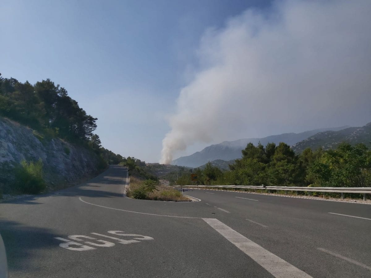 GUSTI DIM U ZAGORI Planulo odlagalište otpada, vatrogasci su na terenu