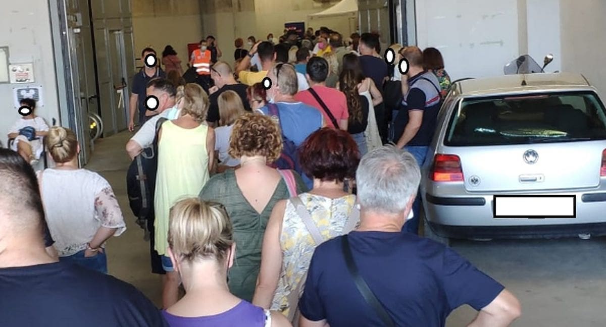 SPLIĆANI MASOVNO POHRLILI NA CIJEPLJENJE: "Gužva je sve veća i građani pristižu sa svih strana"